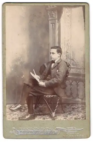 Fotografie G. A. Woodfield & Co, Strood, Portrait junger Herr in modischer Kleidung