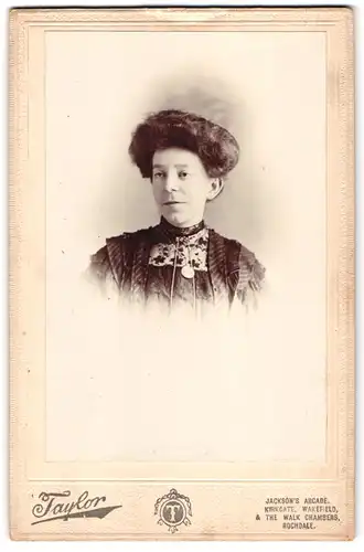 Fotografie Taylor, Wakefield, Portrait edle Dame mit Amulett