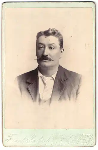 Fotografie Frank Harford, Dalston-N., 6, Mildmay Road, Portrait stattlicher Herr im Anzug mit Moustache