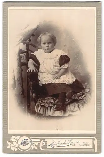 Fotografie Major Darker & Loraine, Barnstaple, High St., Portrait kleines Mädchen im hübschen Kleid