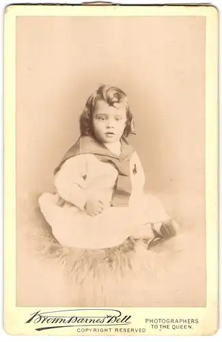 Fotografie Brown - Barnes & Bell, London-EC, 62, Cheapside, Portrait kleines Mädchen im Matrosenkleid