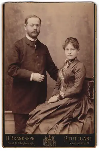 Fotografie Hermann Brandseph, Stuttgart, Marienstrasse 36, Portrait junges Paar in modischer Kleidung