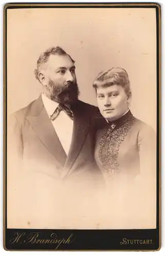 Fotografie Hermann Brandseph, Stuttgart, Marienstrasse 36, Portrait bürgerliches Paar in hübscher Kleidung