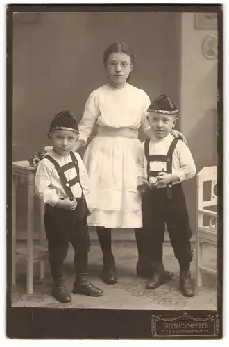 Fotografie Gustav Scheerer, Esslingen a. N., Bahnhofstrasse 5, Portrait junges Mädchen im Kleid mit zwei kleinen Jungen
