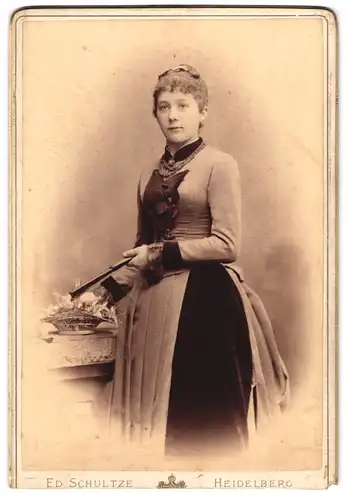 Fotografie Eduard Schultze, Heidelberg, Plöckstrasse 79, Portrait junge Dame im Kleid mit Fächer