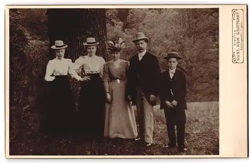 Fotografie Gustav Reh, Stuttgart, Esslingerstr. 11, Familie in Sonntagskleidern im Freien abgelichtet