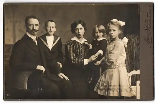 Fotografie Herm. Stumm, Goslar, Breitestr. 21, Familien-Portrait, Eltern 6 Kinder in bester Sonntagsbekleidung