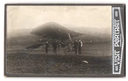 Fotografie unbekannter Fotograf und Ort, Flugzeug Etrich II. Taube mit Piloten kur vor dem Start