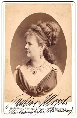 Fotografie W. Höffert, Dresden, See-Str. 10, Schauspielerin Pauline Ulrich im Wintermärchen Hermione mit Autograph
