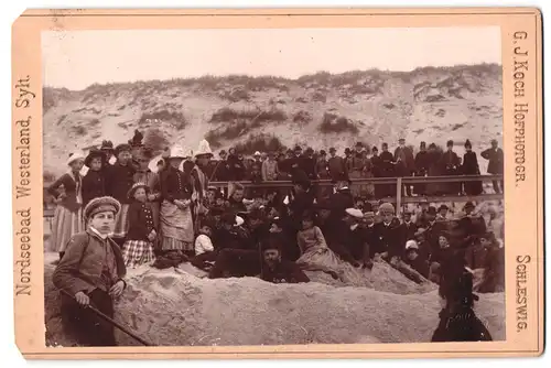 Fotografie G. J. Koch, Schleswig, Ansicht Westerland, Badegäste posieren am Strand hinter den Dünen