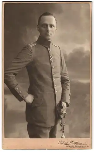 Fotografie Albert Meyer, Berlin, junger Soldat in Uniform mit eingestecktem Orden und Säbel