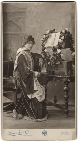 Fotografie Mertens Mai & Cie., Wien, Heinrichshof, Portrait Stella Freifrau von Hohenfels-Berger in Novella d`Andrea