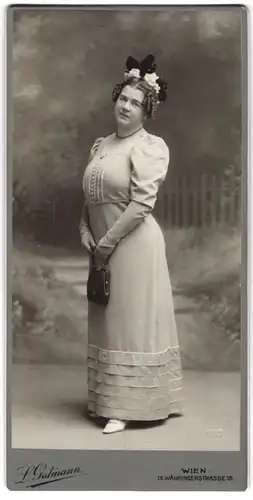 Fotografie L. Gutmann, Wien, Währingerstr. 19, Portrait Hansi Niese als Leopoldine Gabler im Kleid