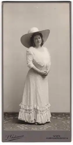 Fotografie L. Gutmann, Wien, Währingerstr. 19, Portrait Hansi Niese als Resel im Kleid mit breitem Hut