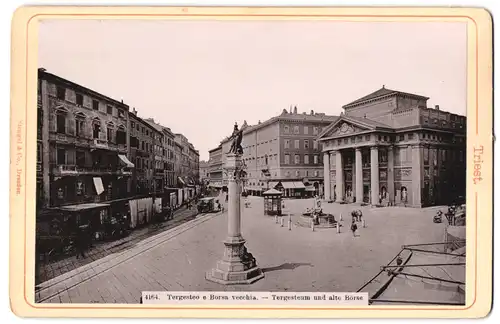 Fotografie Stengel & Co. Berlin, Ansicht Triest, Tergesteum und alte Börse mit Pferdebahn