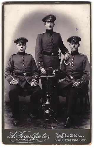 Fotografie A. Frankfurter, Wesel, Kaldenberg-Str., Portrait drei Soldaten in Uniform Rgt. 56 mit Schützenschnur