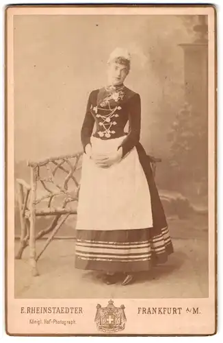 Fotografie E. Rheinstaedter, Frankfurt a. M., Portrait junge Frau im Trachtenkleid mit Haube zum Fasching