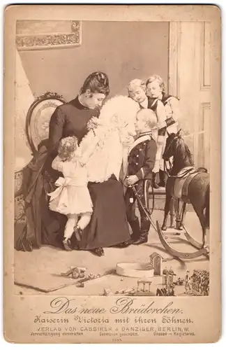 Fotografie Cassirer & Danziger, Berlin, Portrait Kaiserin Victoria mit ihren Söhnen und Schaukelpferd