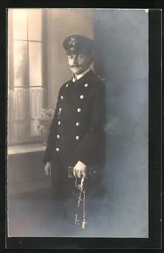 Foto-AK Offizier eines Kriegsschiffes in Uniform