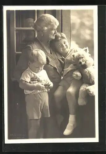 AK Eleonore von Hessen-Darmstadt mit Enkelsohn und Teddybär