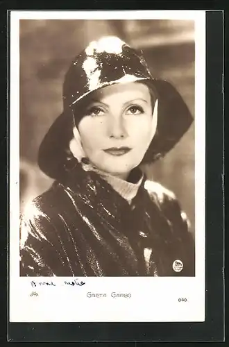 AK Schauspielerin Greta Garbo im Regenmantel