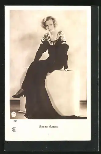 AK Schauspielerin Greta Garbo im Abendkleid