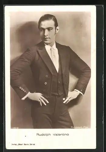 AK Schauspieler Rudolph Valentino in Pose
