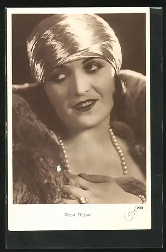 AK Schauspielerin Pola Negri mit Perlenkette