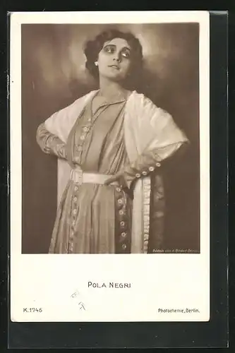 AK Schauspielerin Pola Negri in modischem Kleid