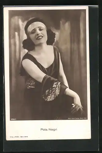 AK Schauspielerin Pola Negri mit Stirnband