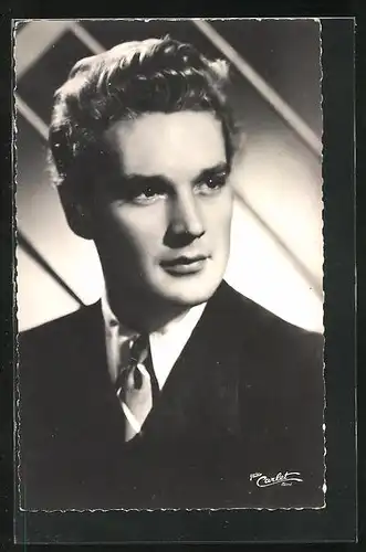 AK Schauspieler Georges Marchal im Anzug mit Krawatte