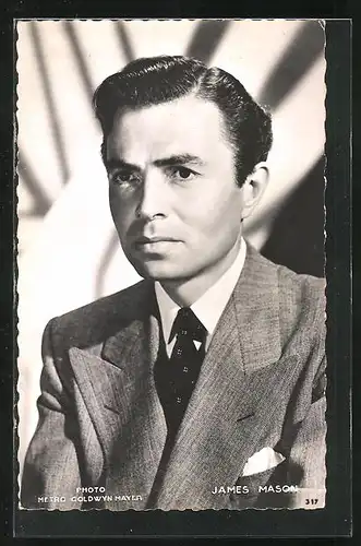 AK Schauspieler James Mason mit ernstem Blick