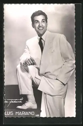 AK Schauspieler Luis Mariano im weissen Anzug