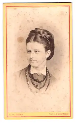 Fotografie J. Th. Meier, Eger, Portrait junge Dame mit Flechtfrisur und Halskette