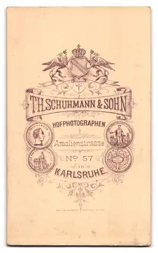 Fotografie Th. Schuhmann & Sohn, Karlsruhe, Amalienstrasse 57, Portrait junger Herr in modischer Kleidung