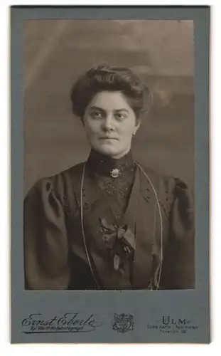 Fotografie Ernst Eberle, Ulm a /D., Portrait bürgerliche Dame mit zeitgnössischer Frisur