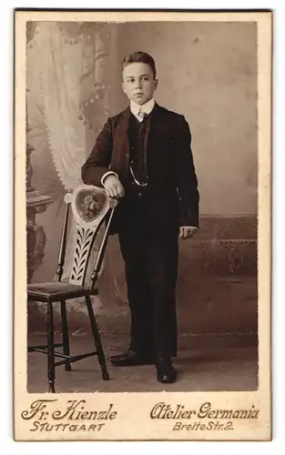 Fotografie Fr. Kienzle, Stuttgart, Breite Strasse 2, Portrait junger Mann im Anzug mit Krawatte