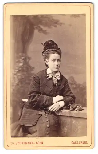 Fotografie Th. Schuhmann u. Sohn, Karlsruhe, Amalienstrasse 57, Portrait junge Dame in modischer Kleidung