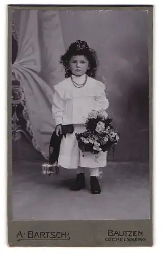 Fotografie A. Bartsch, Bautzen, Gickelsberg, Portrait hübsch gekleidetes Mädchen mit Blumenkorb