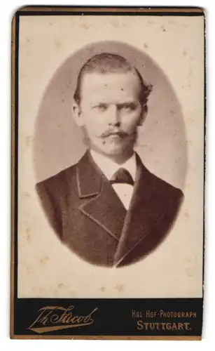 Fotografie Th. Jacob, Stuttgart, Breitestrasse 2, Portrait junger Herr im Anzug mit Zwirbelbart