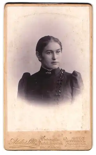 Fotografie Atelier Lili, Berlin-W., Mohrenstrasse 63-64, Portrait junge Dame mit zurückgebundenem Haar