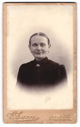 Fotografie C. Euen, Berlin-SW, Friesenstrasse 14, Portrait bürgerliche Dame mit zurückgebundenem Haar