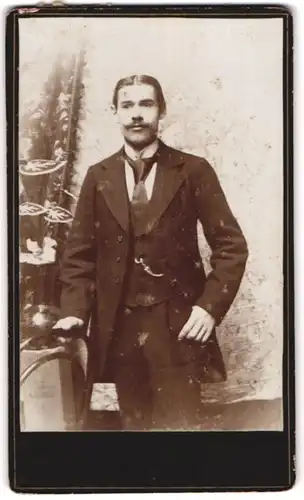 Fotografie unbekannter Fotograf und Ort, Portrait junger Herr im Anzug mit Krawatte