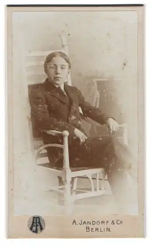 Fotografie A. Jandorf & Co., Berlin-C., Spittelmarkt 16-17, Portrait junger Mann im Anzug mit Krawatte