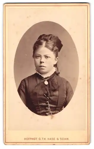 Fotografie G. Th. Hase & Sohn, Freiburg i. B., Karlsplatz 4, Brustportrait junge Dame im Kleid mit Medaillon