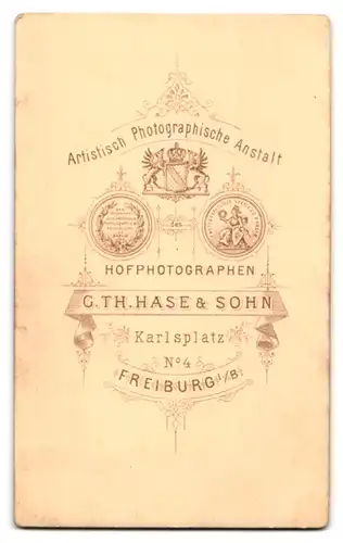 Fotografie G. Th. Hase & Sohn, Freiburg i. B., Karlsplatz 4, Brustportrait junge Dame im Kleid mit Medaillon