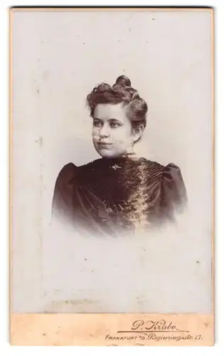 Fotografie P. Krabo, Frankfurt a /O., Regierungsstrasse 13, Portrait junge Dame mit hochgestecktem Haar