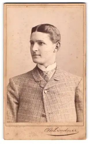 Fotografie Otto Lindner, Berlin-C., König-Strasse 30, Portrait junger Herr im karierten Anzug mit Krawatte