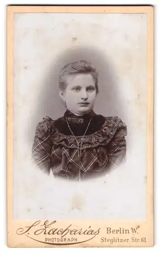 Fotografie S. Zacharias, Berlin-W., Steglitzer Strasse 61, Portrait junge Dame mit zurückgebundenem Haar