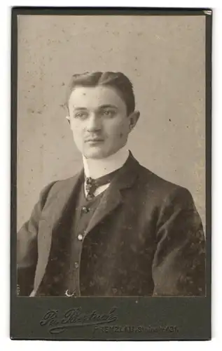 Fotografie R. Bertuch, Prenzlau, Stein-Strasse 431, Portrait junger Herr im Anzug mit Krawatte